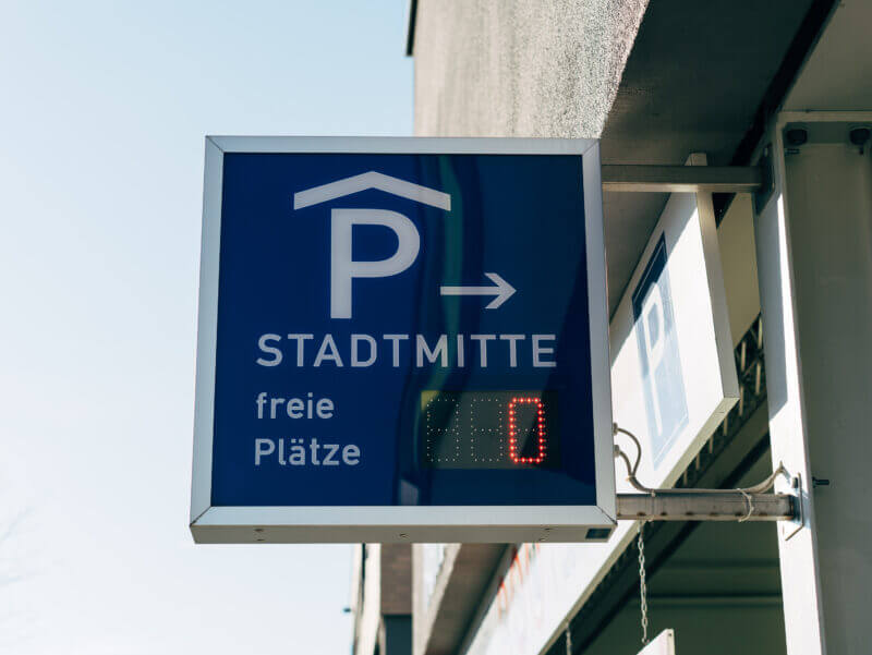 Digitale Parkleitsysteme für mehr Komfort und Effizienz